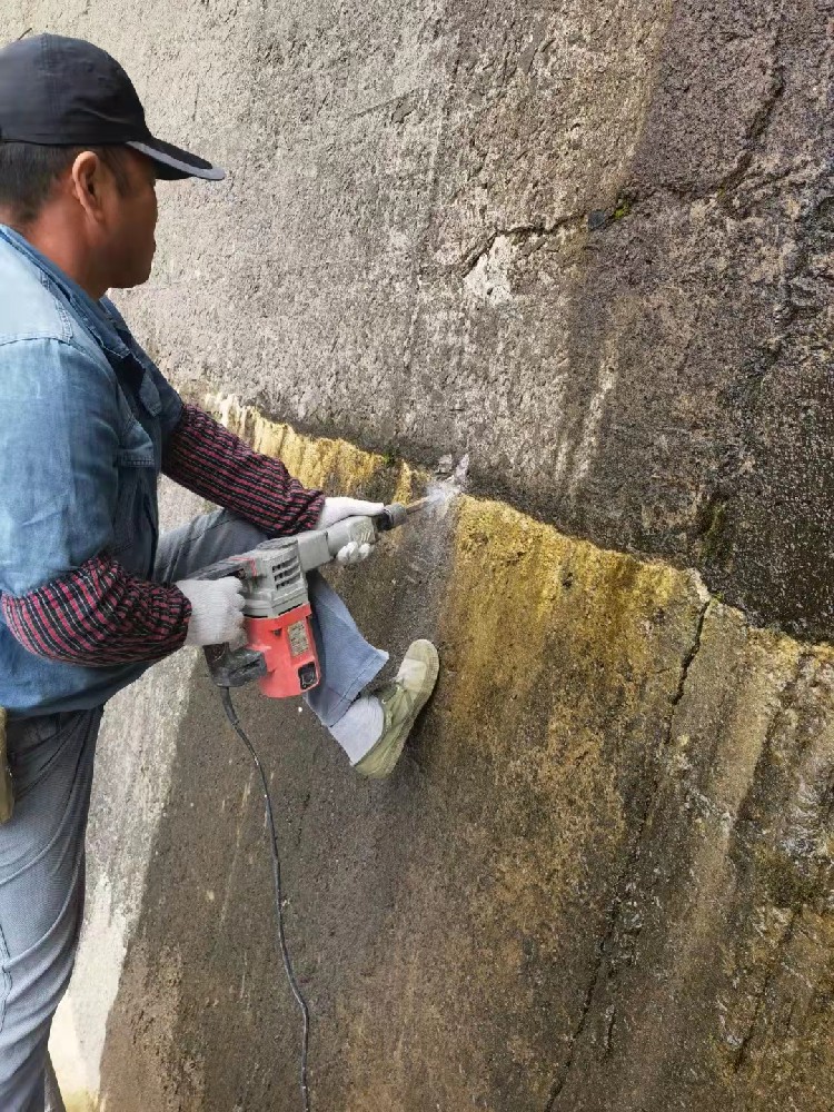 地下室建筑面澆完之后漏水怎么修？